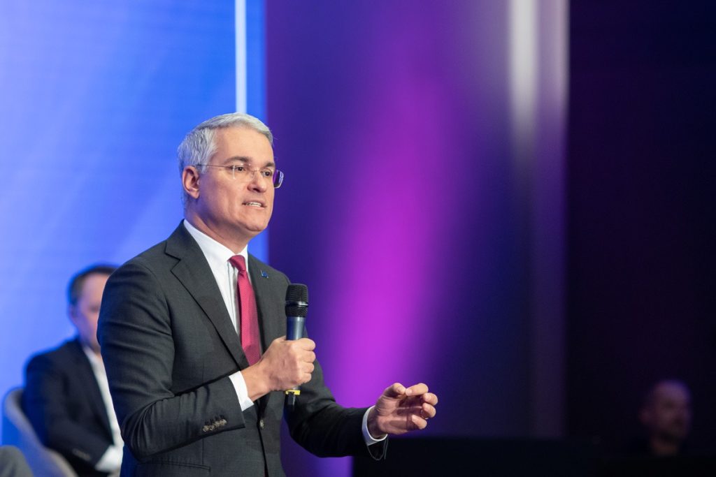 Încrederea Uniunii Europene în România, din ce în ce mai fragilă, se află în accentuat pericol de a fi grav afectată de întârzierile repetate în reformarea sistemului pensiilor magistraților, o temă sensibilă și de mare importanță pentru evoluția viitoare a cadrului juridic și administrativ din țară