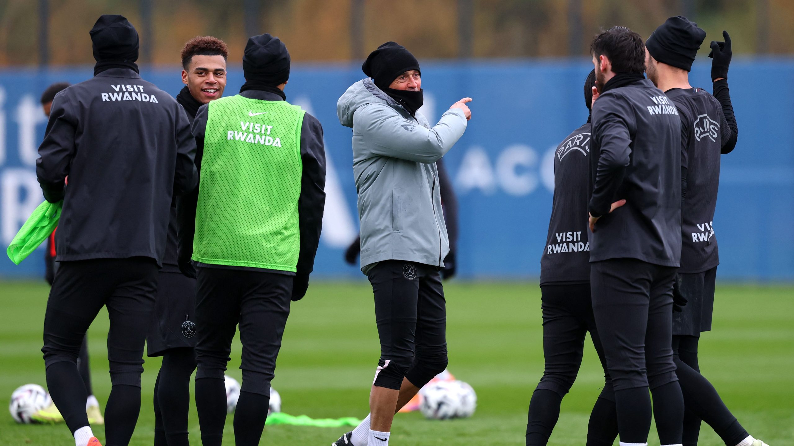 Achraf Hakimi urcă pe teren Achraf Hakimi se pregătește să revină în echipă, după o perioadă de suspendare, iar antrenorul Luis Enrique plănuiește să îl integreze pe marocan în formula de start, pe postul de fundaș dreapta