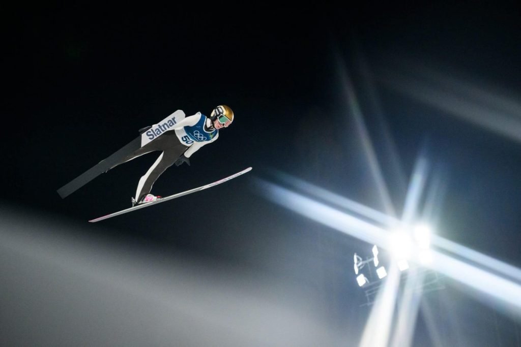 Nika Prevc aduce medalia de argint pentru Slovenia la Predazzo Nika Prevc, sportiva de doar 20 de ani, a reușit să obțină medalia de argint în competiția de sărituri cu schiurile de la Predazzo, Italia, o realizare deosebită pentru reprezentanta Sloveniei