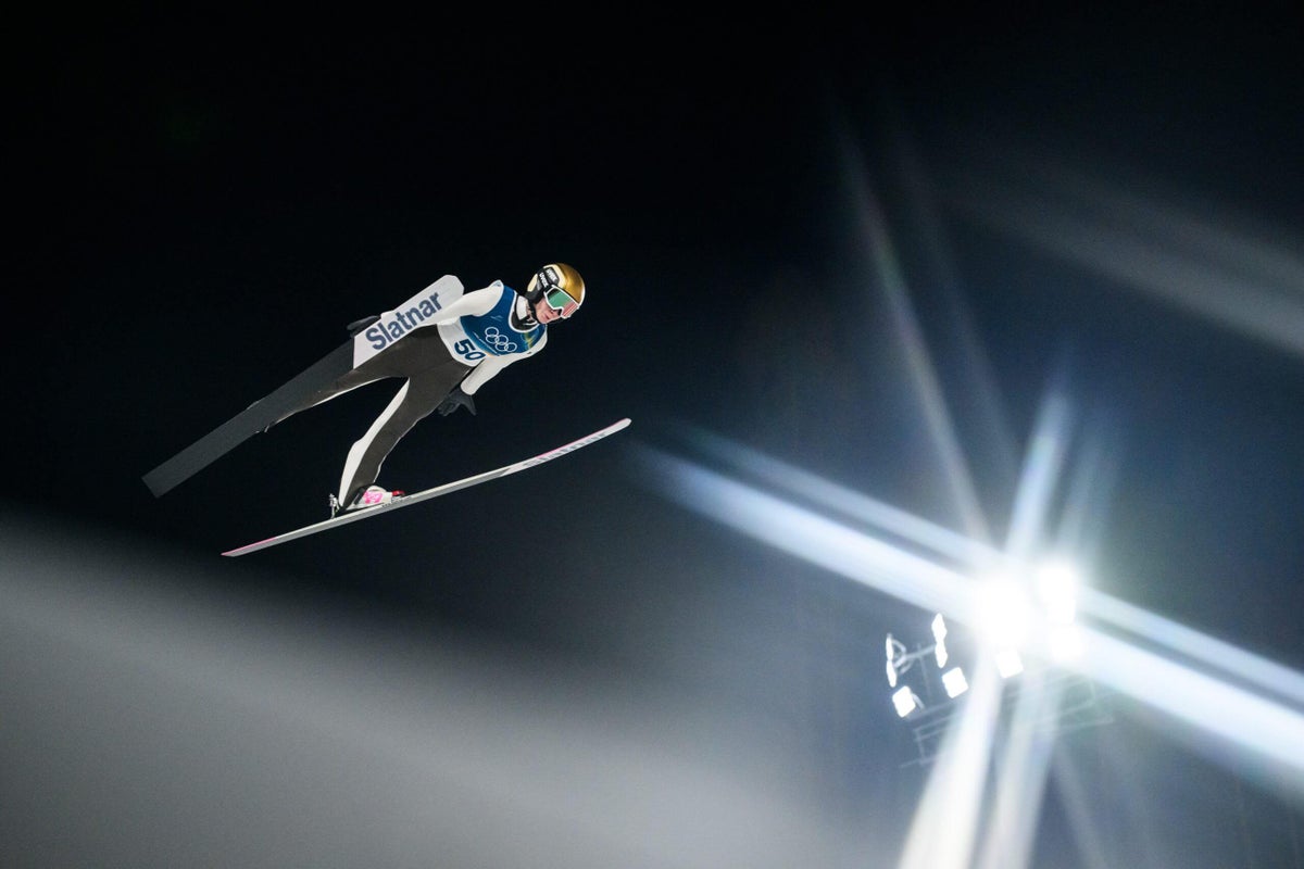 Nika Prevc aduce medalia de argint pentru Slovenia la Predazzo Nika Prevc, sportiva de doar 20 de ani, a reușit să obțină medalia de argint în competiția de sărituri cu schiurile de la Predazzo, Italia, o realizare deosebită pentru reprezentanta Sloveniei