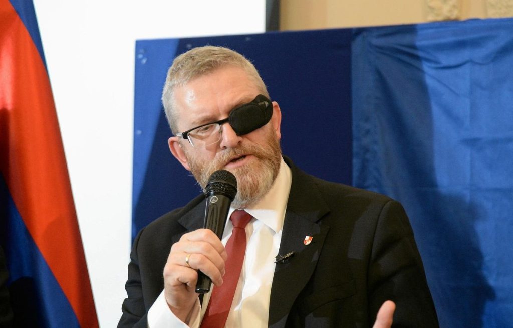 Confederația Coroanei Poloneze, un partid regalist și mergând pe o linie negationistă, se află în pragul unei ascensiuni semnificative în peisajul politic al Poloniei