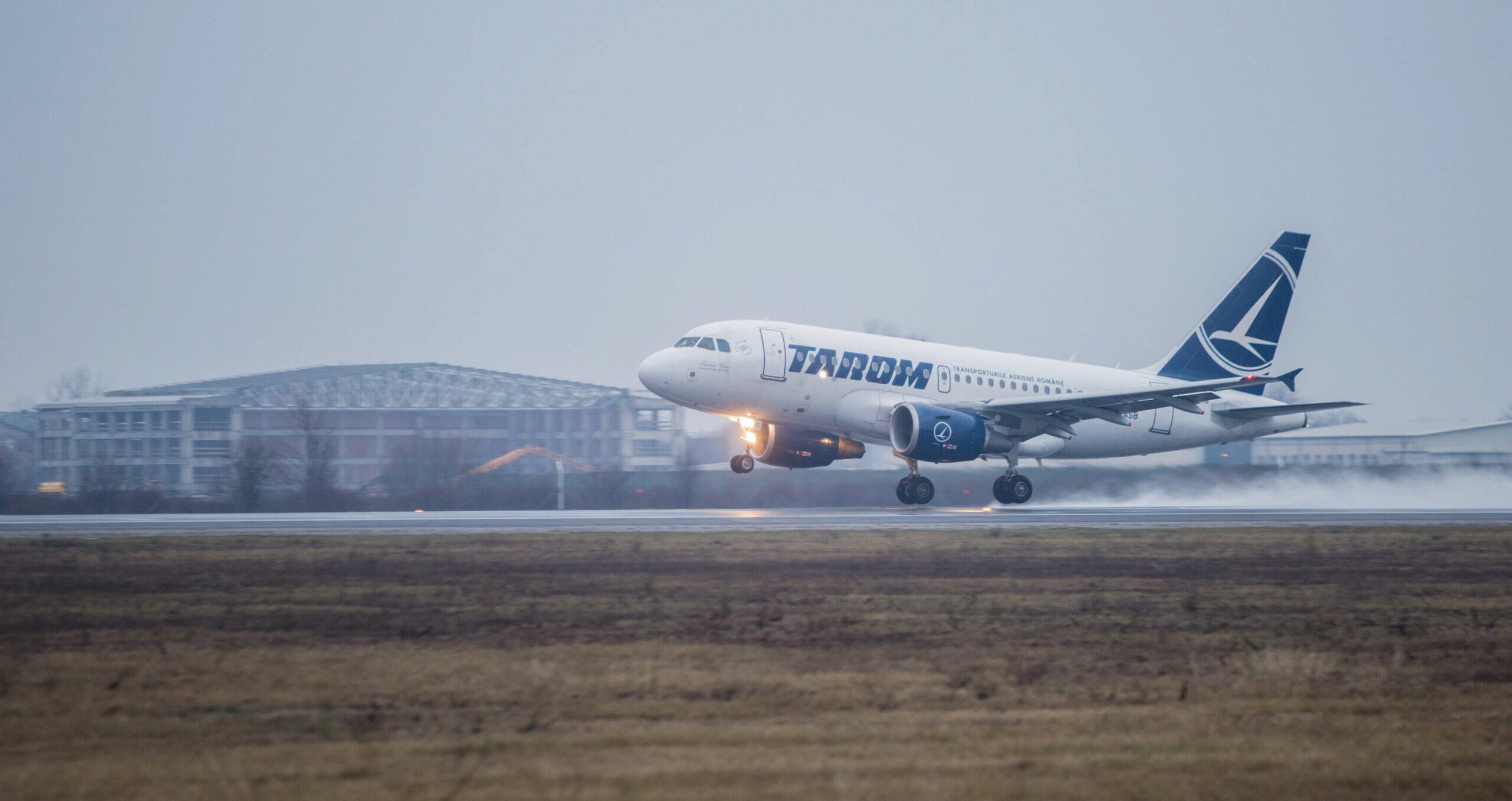 Compania națională TAROM a decis să suspende toate zborurile pe ruta București – Satu Mare, decizie care va fi valabilă pe o perioadă nedeterminată