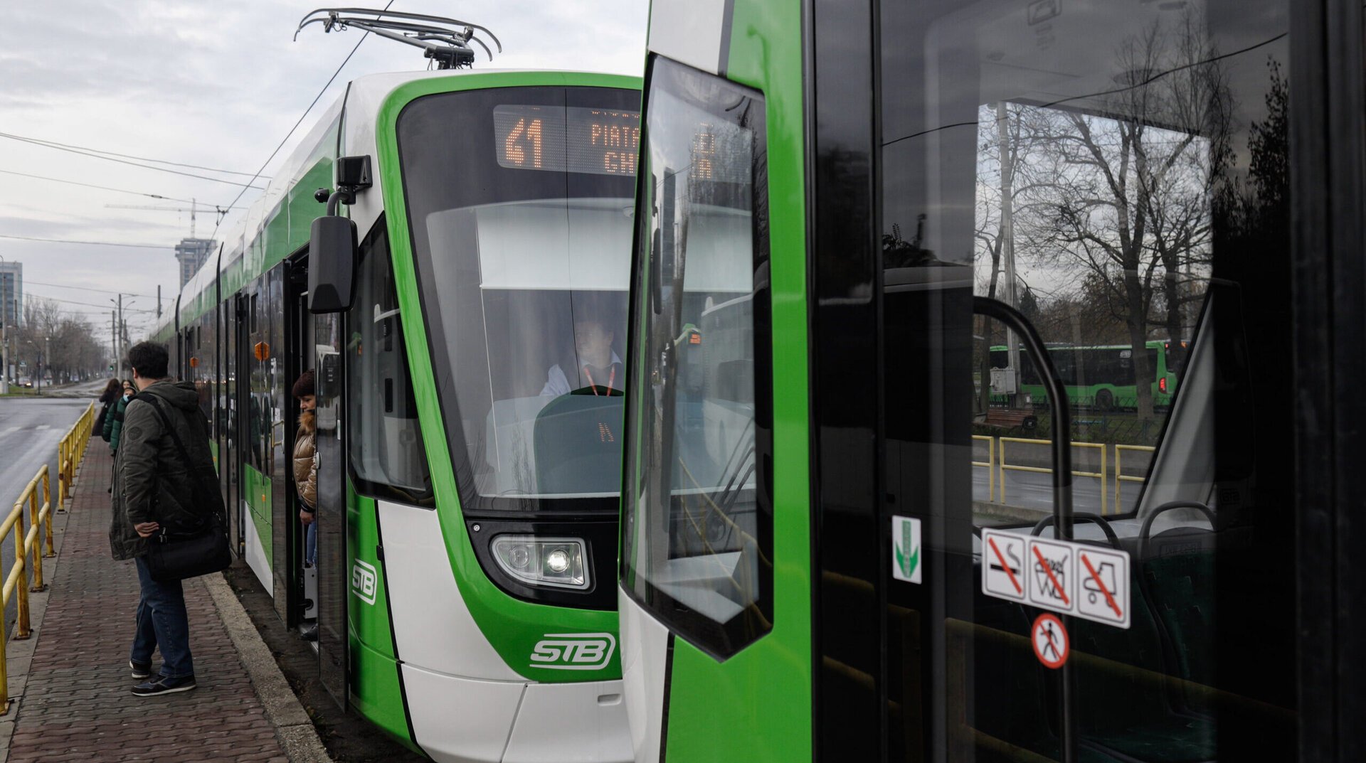 Primăria Municipiului București a clarificat recent o situație care a generat confuzie printre bucureșteni: menținerea gratuității pentru pensionarii care folosesc transportul public asigurat de Societatea de Transport București (STB)