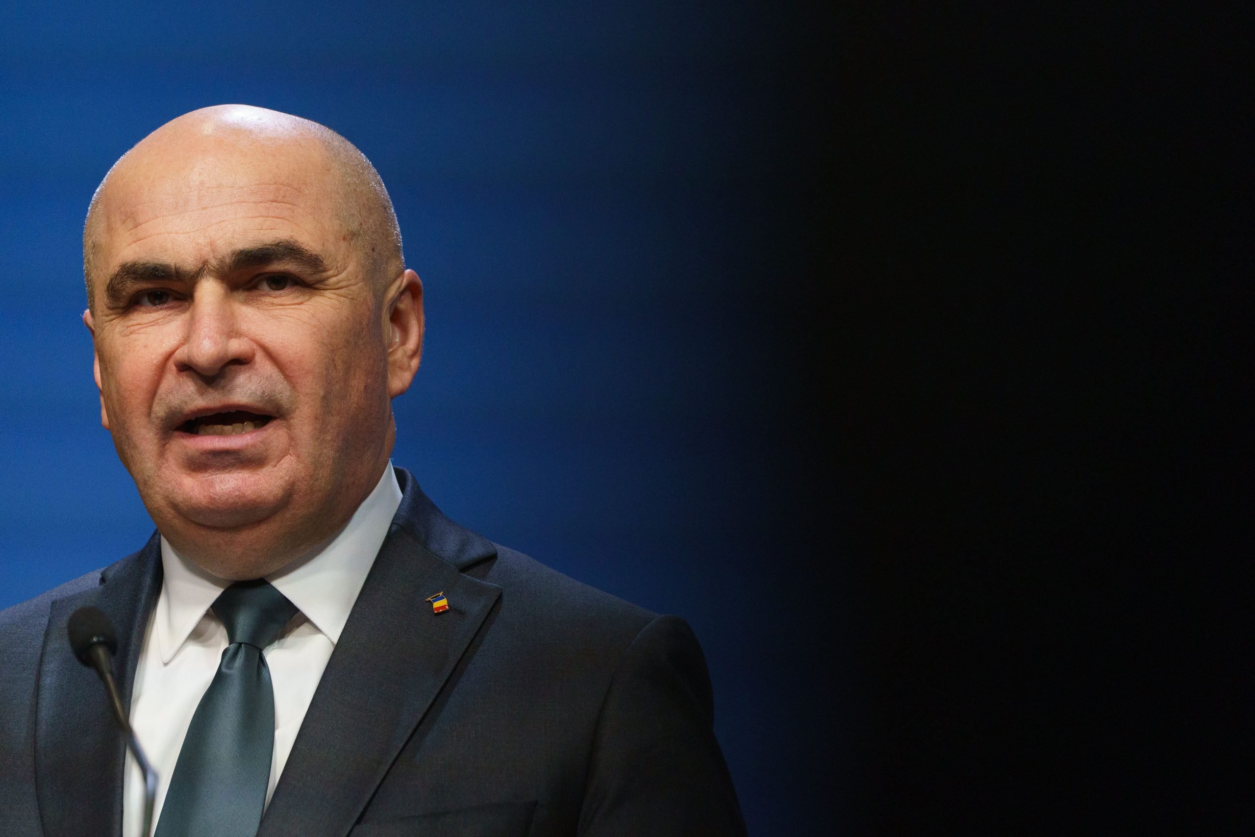 Reacția oficialilor din sănătate la propunerea premierului Bolojan despre medicii rezidenți Declarațiile recente ale premierului Ilie Bolojan, care a insistat asupra obligativității medicilor absolvenți de a rămâne în România pentru o perioadă de cel puțin câțiva ani, au stârnit reacții în rândul specialiștilor din domeniul sănătății