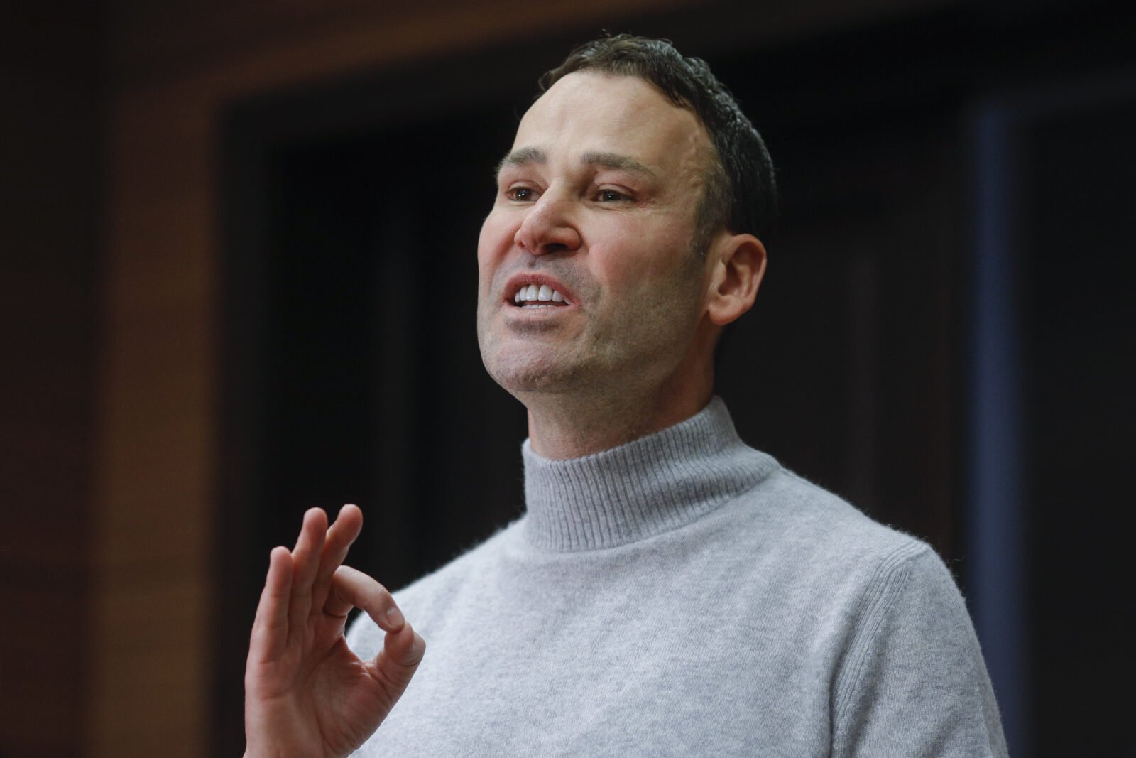 Adrian Cocoș, noul viceprimar al Sectorului 3, a fost desemnat să preia conducerea administrației locale temporar, după ce Robert Negoiță a fost suspendat de DNA în urma unui dosar complicat legat de asfaltări și construcții ilegale