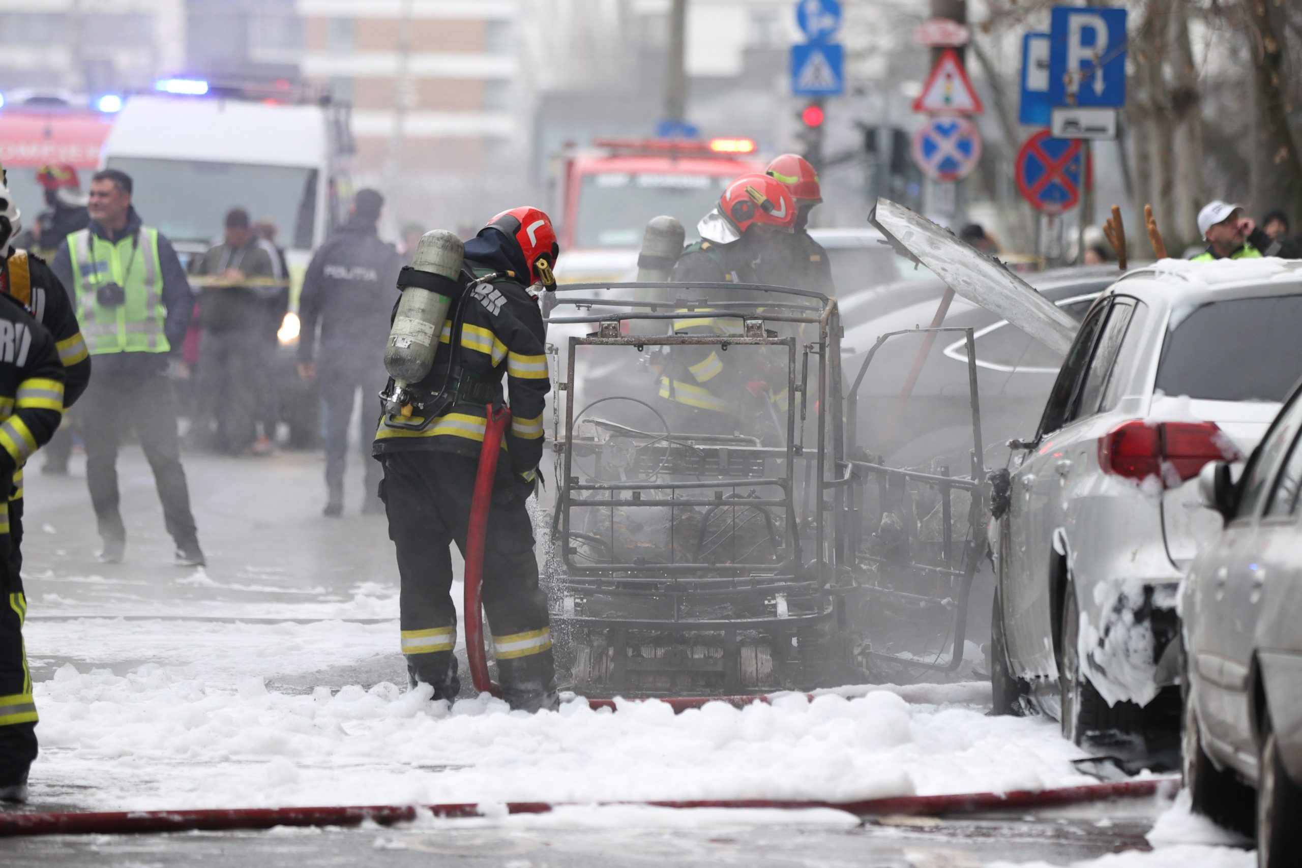 Incendiu devastator în Sectorul 6: O femeie a murit, iar un bărbat a suferit arsuri Un tragic incident a avut loc vineri după-amiază pe Bulevardul Constructorilor din Sectorul 6 al Capitalei, unde un incendiu violent a izbucnit de la o mașină electrică