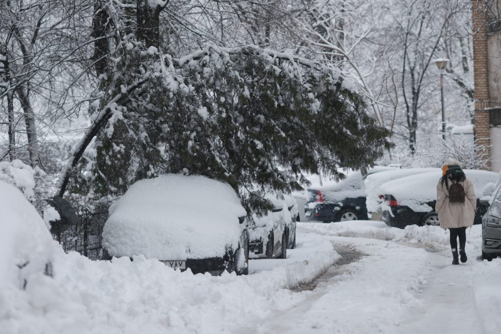Revenirea bruscă a iernii a adus în București și împrejurimi pagube semnificative, afectând grav infrastructura și traficul rutier