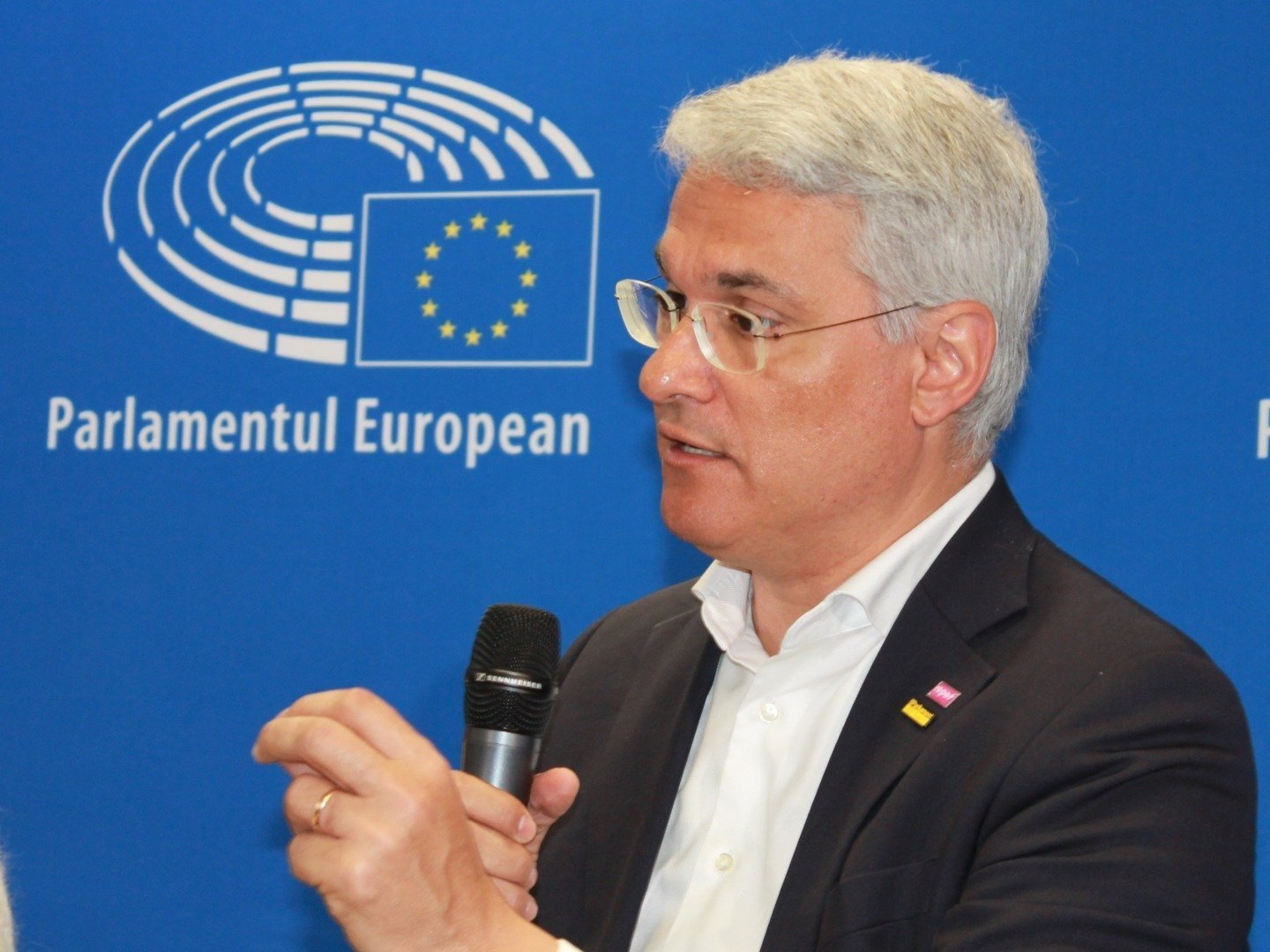 Ministrul Pîslaru respinge acuzațiile privind un posibil blocaj financiar pe fondurile PNRR Ministrul Investițiilor și Proiectelor Europene, Dragoș Pîslaru, a lansat un avertisment clar în legătură cu actuala discuție despre riscurile legate de implementarea Planului Național de Redresare și Reziliență (PNRR)