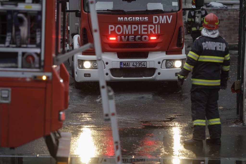 Un incendiu devastator a izbucnit marți seară într-un bloc de locuințe din centrul orașului Sfântu Gheorghe, provocând panică și intervenții rapide din partea autorităților