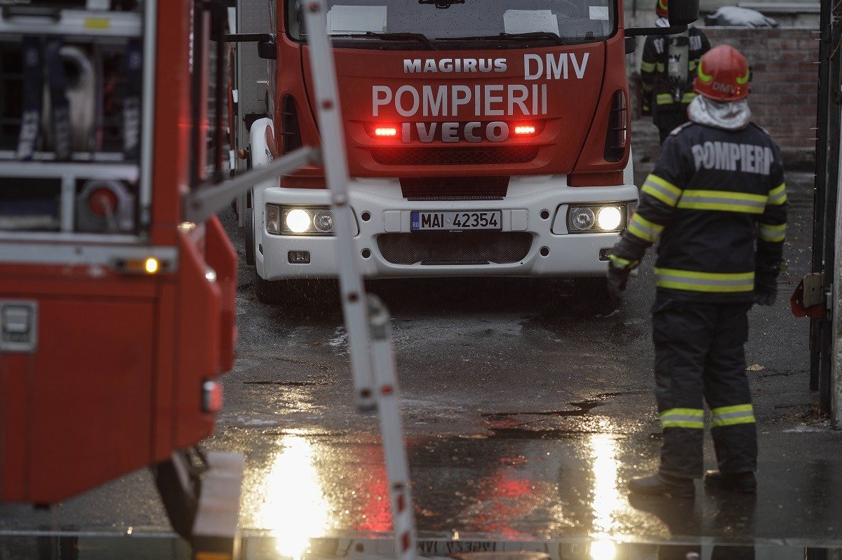 Un incendiu devastator a izbucnit marți seară într-un bloc de locuințe din centrul orașului Sfântu Gheorghe, provocând panică și intervenții rapide din partea autorităților