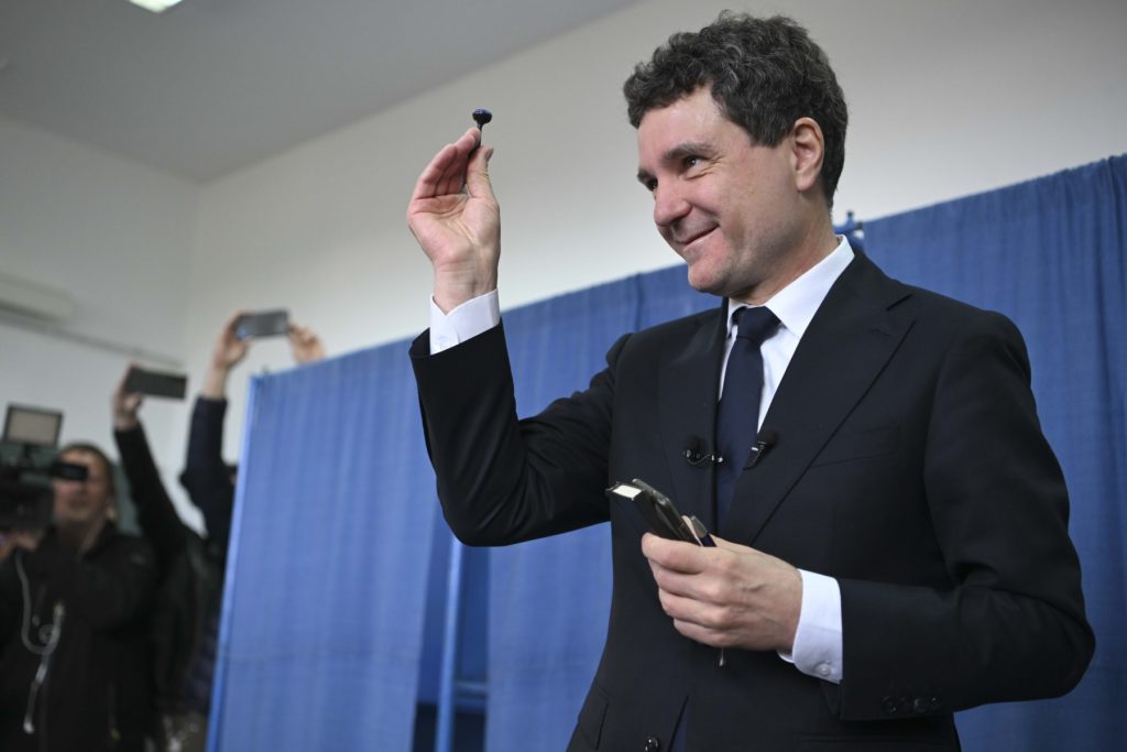 Kelemen Hunor cere clarificări oficiale pentru a evita repercusiuni internaționale grave Liderul UDMR, Kelemen Hunor, a lansat un avertisment dur la adresa situației politice din România, subliniind că singura soluție viabilă pentru a încheia discuțiile controversate legate de anularea alegerilor prezidențiale este prezentarea unui raport oficial clar și documentat