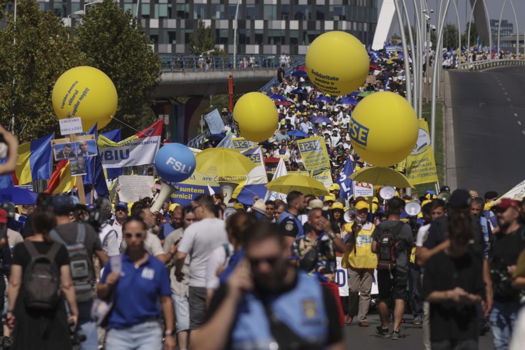 O manifestație de amploare a avut loc, miercuri, în fața forului guvernamental, unde profesorii și studenții s-au adunat pentru a-și exprima nemulțumirea față de recentul proiect de lege privind reforma în domeniul educației, cunoscut sub denumirea de “Legea Bolojan”
