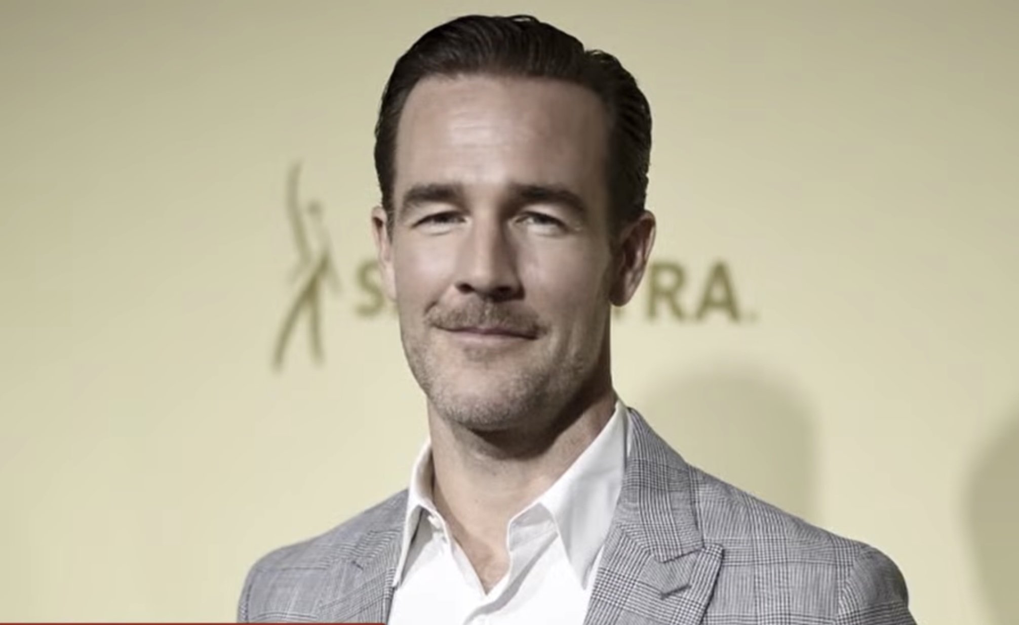 Actorul emblematic James Van Der Beek, cunoscut îndeosebi pentru rolul său iconic din serialul american „Dawson’s Creek”, a încetat din viață la vârsta de 48 de ani, după o luptă grea cu cancerul de colon