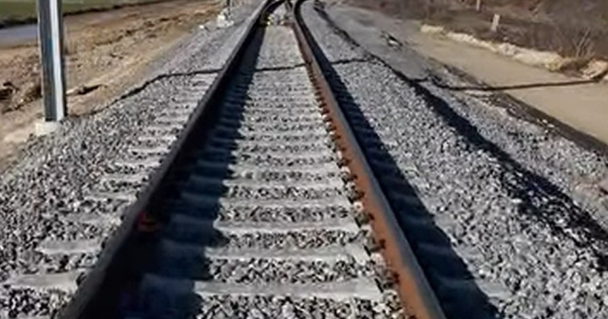 10 kilometri de cale ferată modernizată în vestul țării Încă 10 kilometri de cale ferată au fost dați în exploatare, joi, pe tronsonul modernizat de la Stația Topolovăț, parte a proiectului „Modernizarea liniei feroviare Caransebeș – Timișoara – Arad”, un demers crucial pentru infrastructura feroviară românească