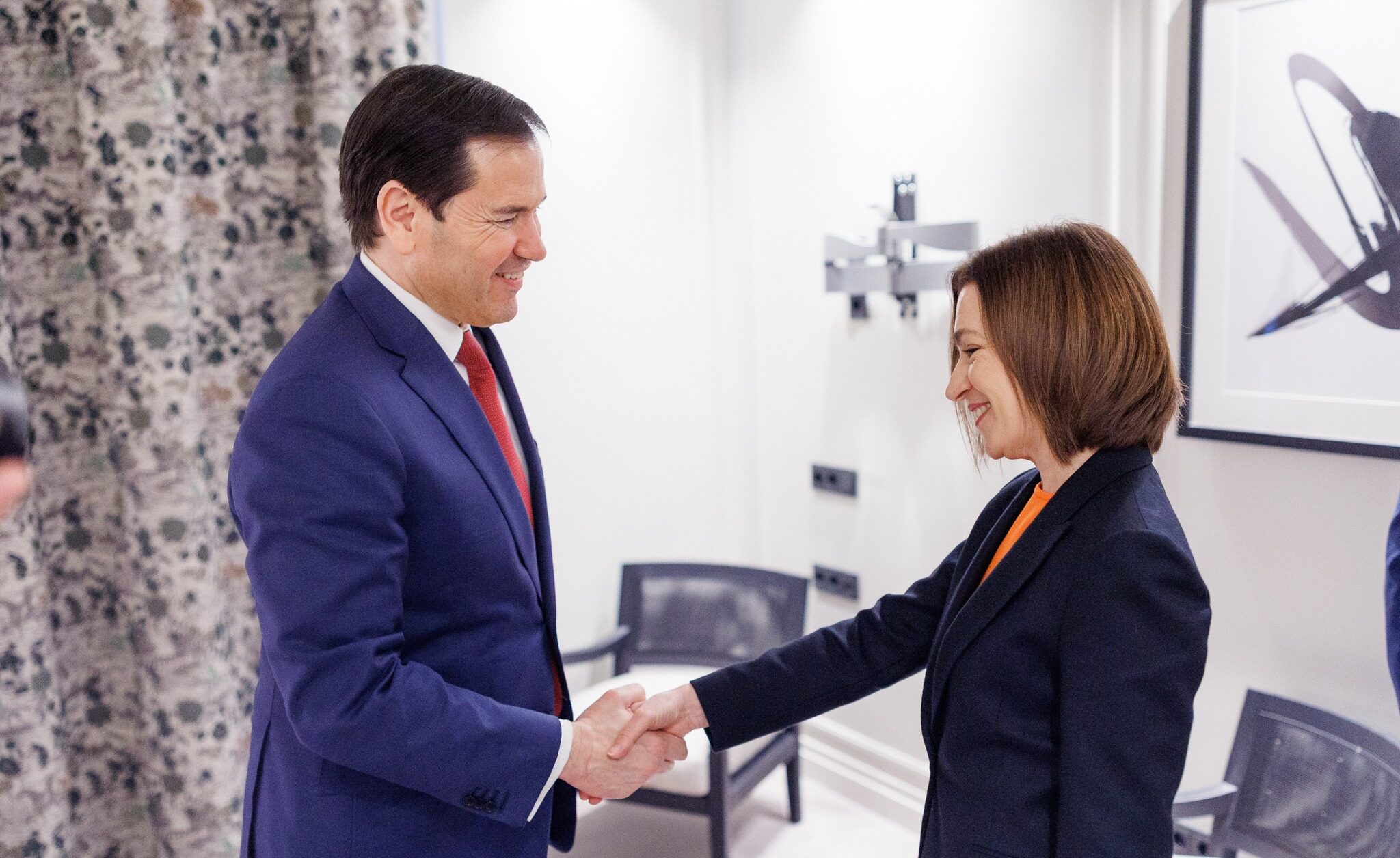 Întâlnire strategică între Maia Sandu și oficiali americani la München, semnal clar de sprijin în contextul regional În pragul unei luni cu tensiuni crescânde în regiunea Mării Negre, întâlnirea dintre președinta Republicii Moldova, Maia Sandu, și secretarul de stat american, Marco Rubio, a reprezentat un moment crucial în dinamica diplomatică a zonei