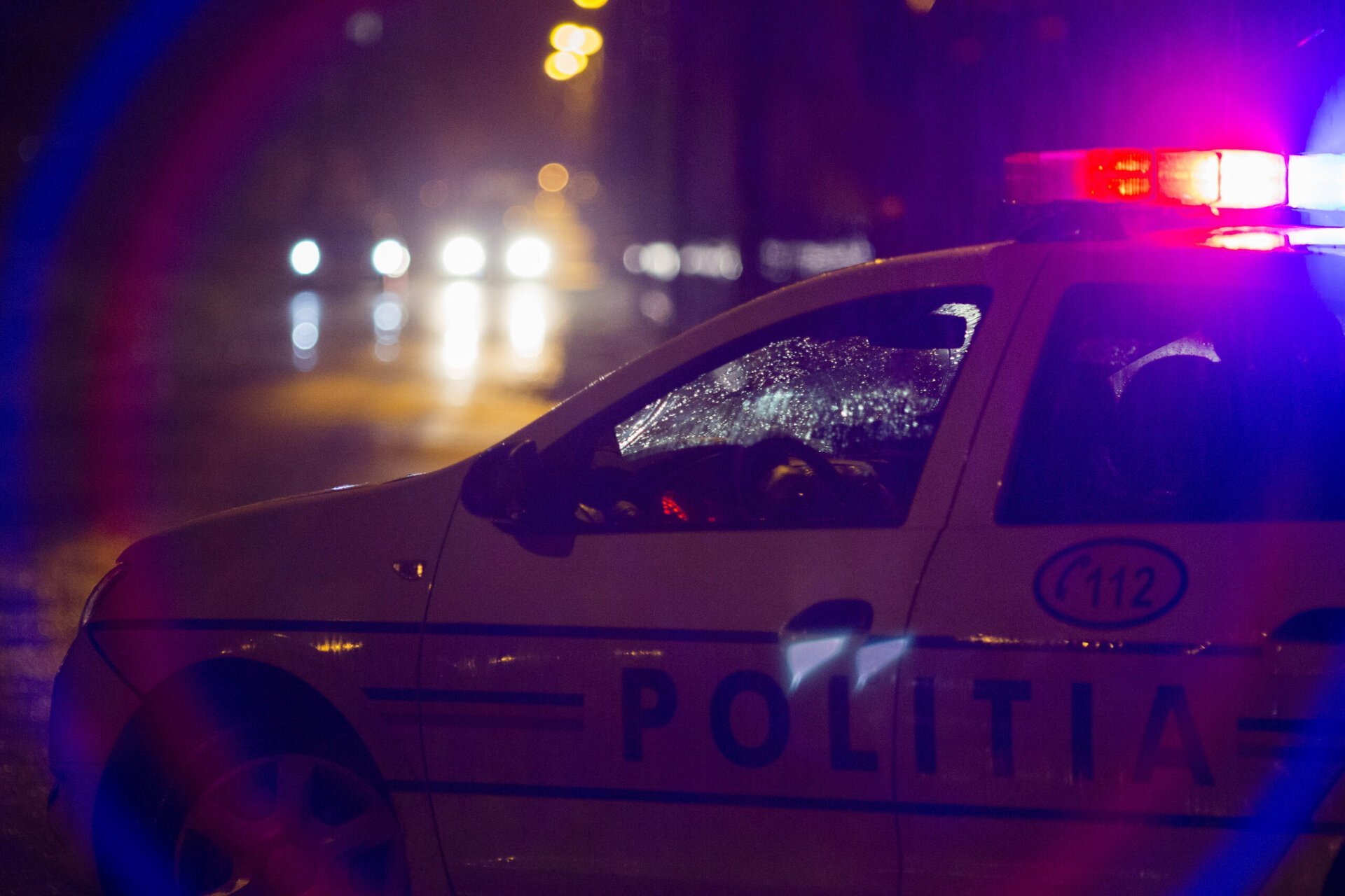 O fată de 16 ani din București a fost rănită grav după ce a călcat într-o baltă de apă plină de fire electrice rupte, într-un incident provocat de ninsorile abundente și viscolul care au afectat Capitala în ultimele zile
