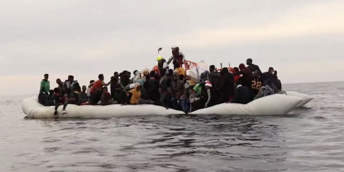 Migranti-Barca-pneumatica-Marea-Mediterana.jpg - ReactiveNews