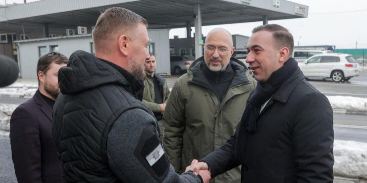 Ministrul-Bogdan-Ivan-la-granita-cu-Ucraina.jpg - ReactiveNews