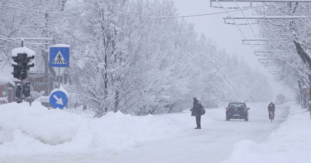 Viscolul a paralizat Bucureștiul și 25 de județe în mijlocul unei situații critice Viscolul puternic și ninsorile abundente au afectat grav circulația și traiul a sute de mii de români, miercuri, provocând blocaje de amploare în București și în alte 25 de județe