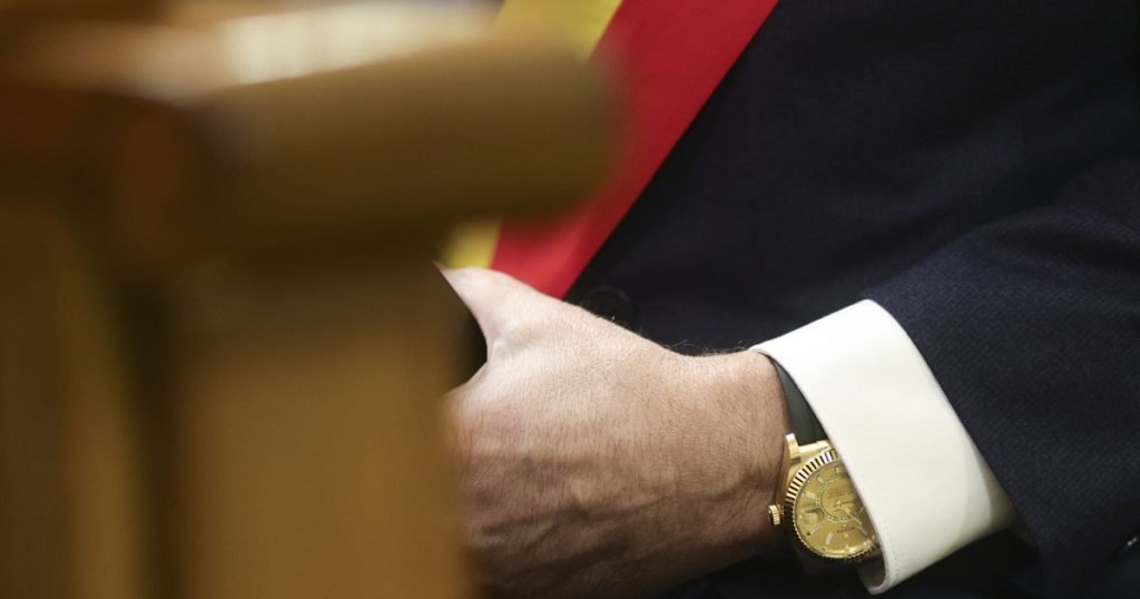 Primarul, cu Rolex de mii de euro, atacă tăierile la Bolojan!