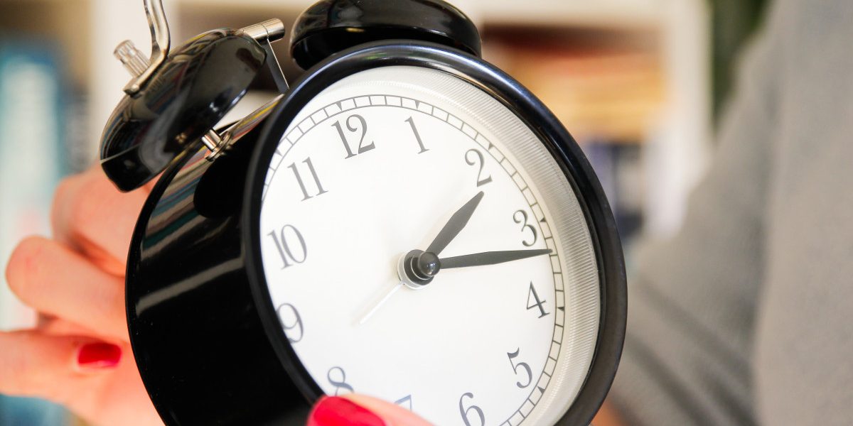 Ora de vară 2026: Data de la care ceasurile se dau înainte și se întunecă mai târziu