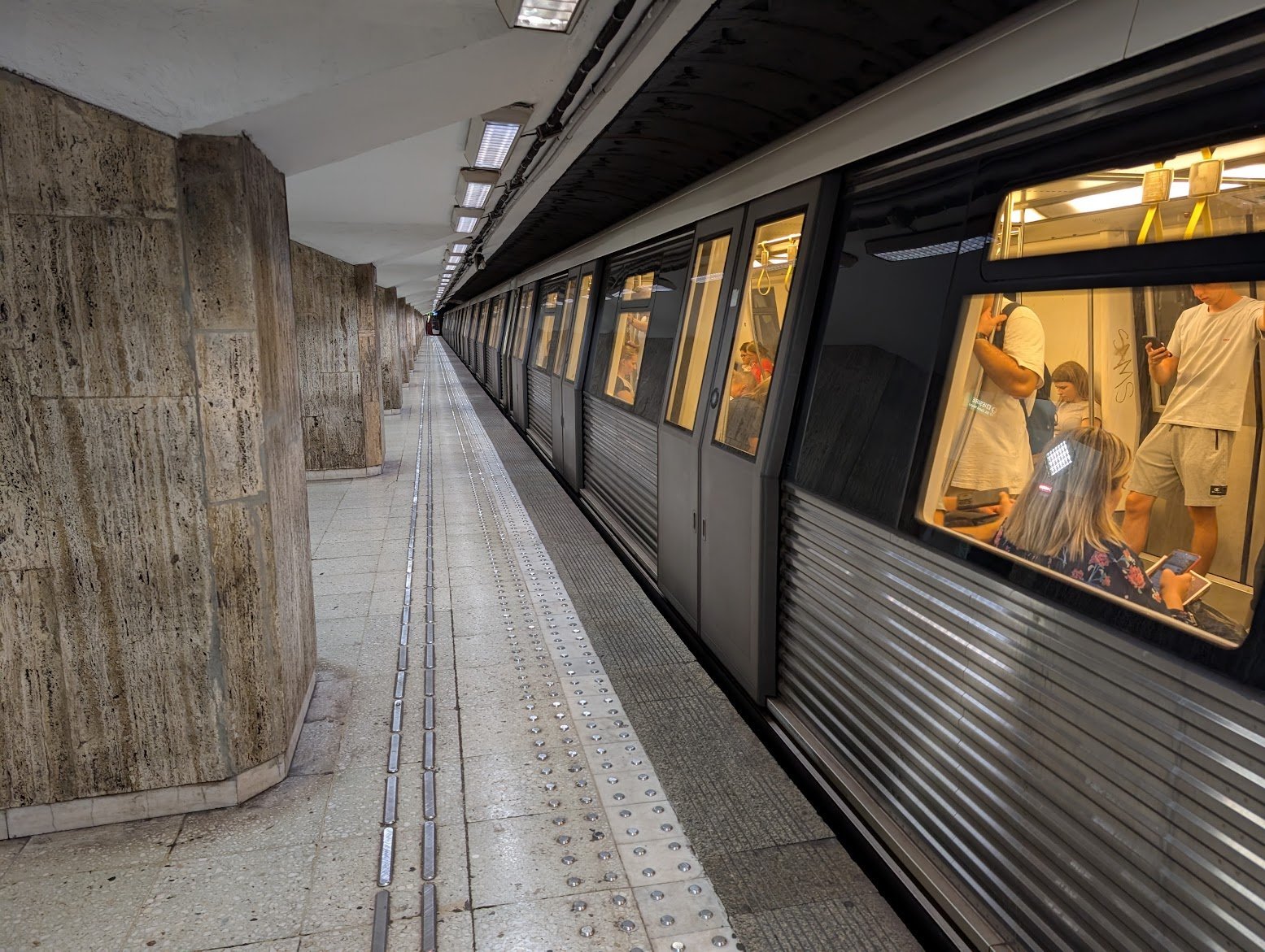 Curtea Constituțională a României a decis recent că ordonanța guvernamentală privind autorizarea și intabularea construcțiilor pentru infrastructura de transport gestionată de Metrorex trebuie adoptată prin lege organică, o decizie ce marchează o nouă etapă în procesul legislativ legat de modernizarea infrastructurii feroviare