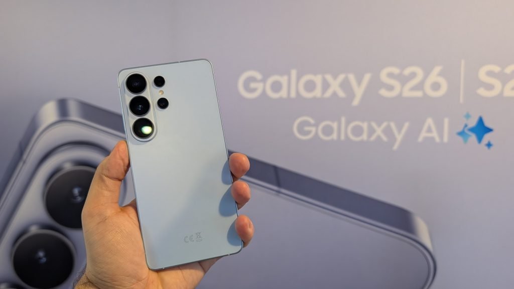 Samsung a lansat oficial miercuri seara noua serie de telefoane flagship Galaxy S26, o gamă care, deși păstrează elemente de design și configurații de bază ale generației precedente, aduce câteva modificări notabile, mai ales pentru modelele Ultra și Plus, precum și pentru cel de bază