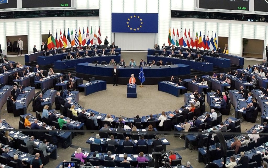 UE acordă Ucrainei un împrumut de 90 de miliarde de euro pentru sprijin în războiul cu Rusia, în contextul crizei continue din regiune Uniunea Europeană a aprobat recent un pachet de sprijin fără precedent pentru Ucraina, în valoare totală de 90 de miliarde de euro, destinat să susțină economia și securitatea țării afectate de conflictul declanșat de Rusia