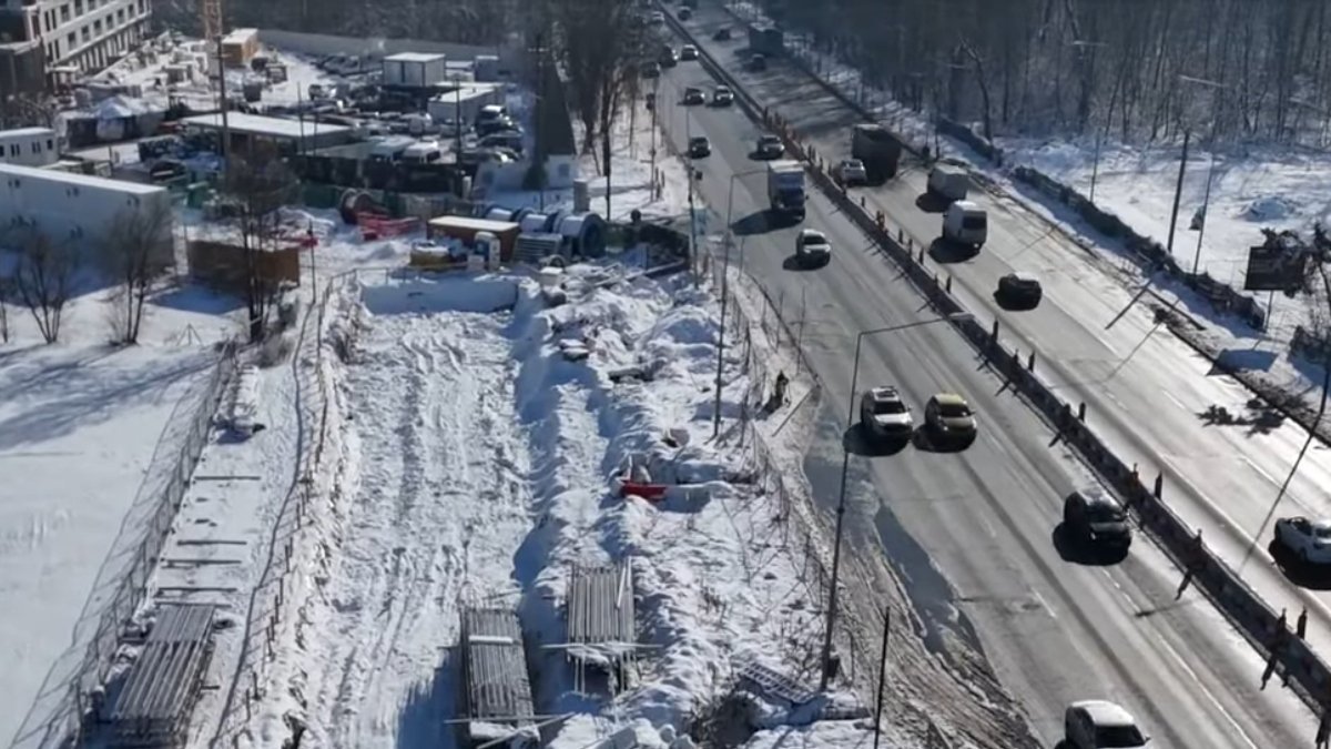 O petiție publică lansată de șoferi și locuitori din Otopeni cere redeschiderea celor două benzi de circulație din zona orașului, pentru a debloca traficul de pe DN1, suprasolicitat din cauza lucrărilor pentru Magistrala 6 de metrou