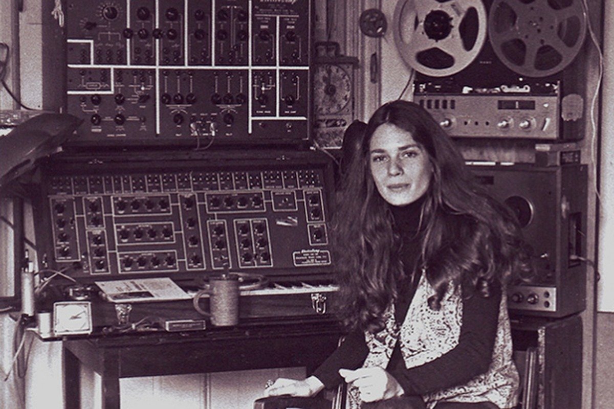 Laurie Spiegel aduce în prim-plan o tradiție și o inovație în același timp, relansând pentru publicul modern instrumentul care a marcat începuturile muzicii electronice digitale
