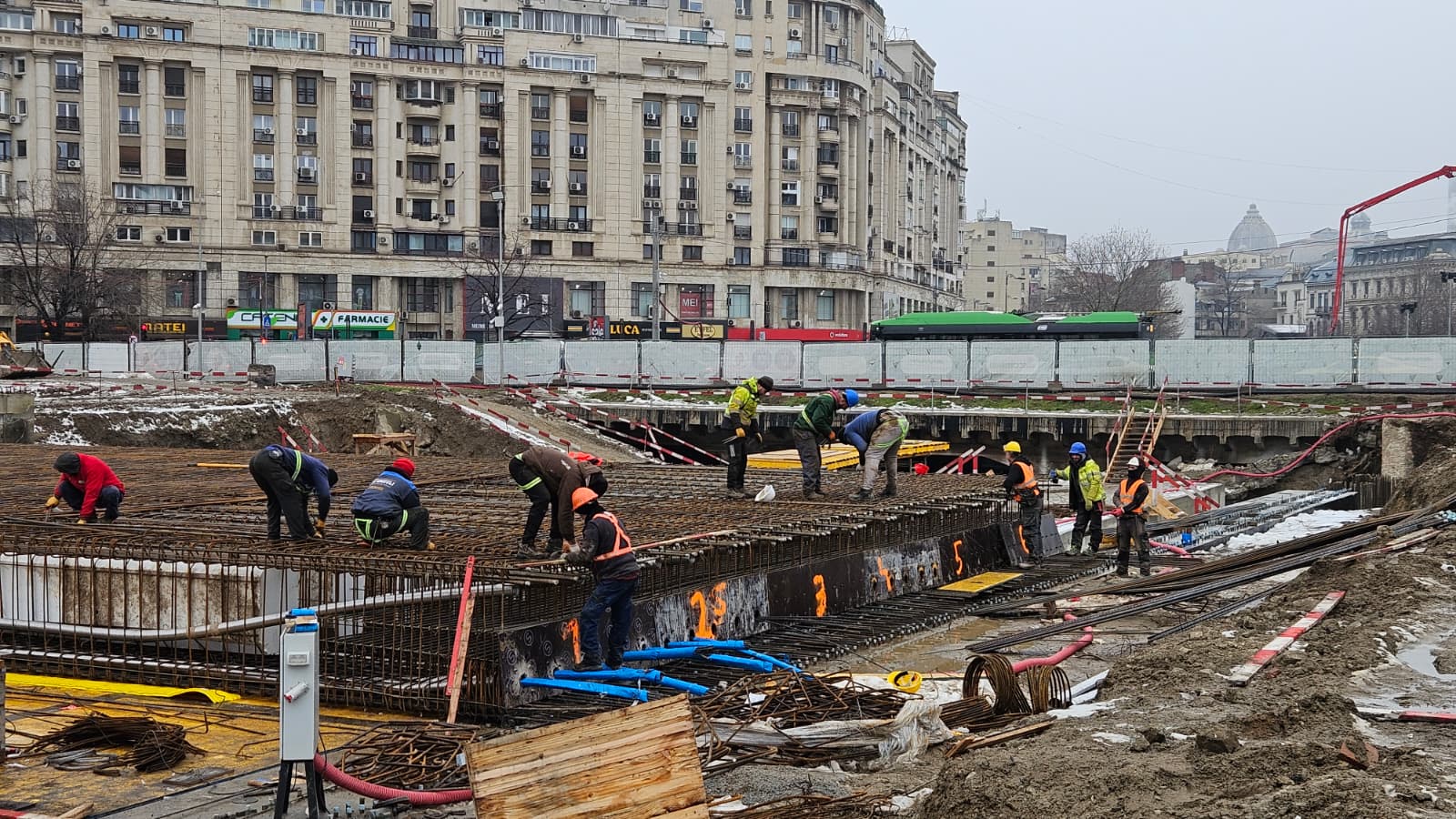 Lucrările de la Planșeul Unirii avansează peste așteptări, dar rămân condiționate de finanțare Progresul în reconstructia centrală a orașului Timișoara, mai precis la Planșeul Unirii, face pași importanți înainte, în timp ce autoritățile și constructorii pun accent pe finalizarea rapidă a proiectului mai vast și complex