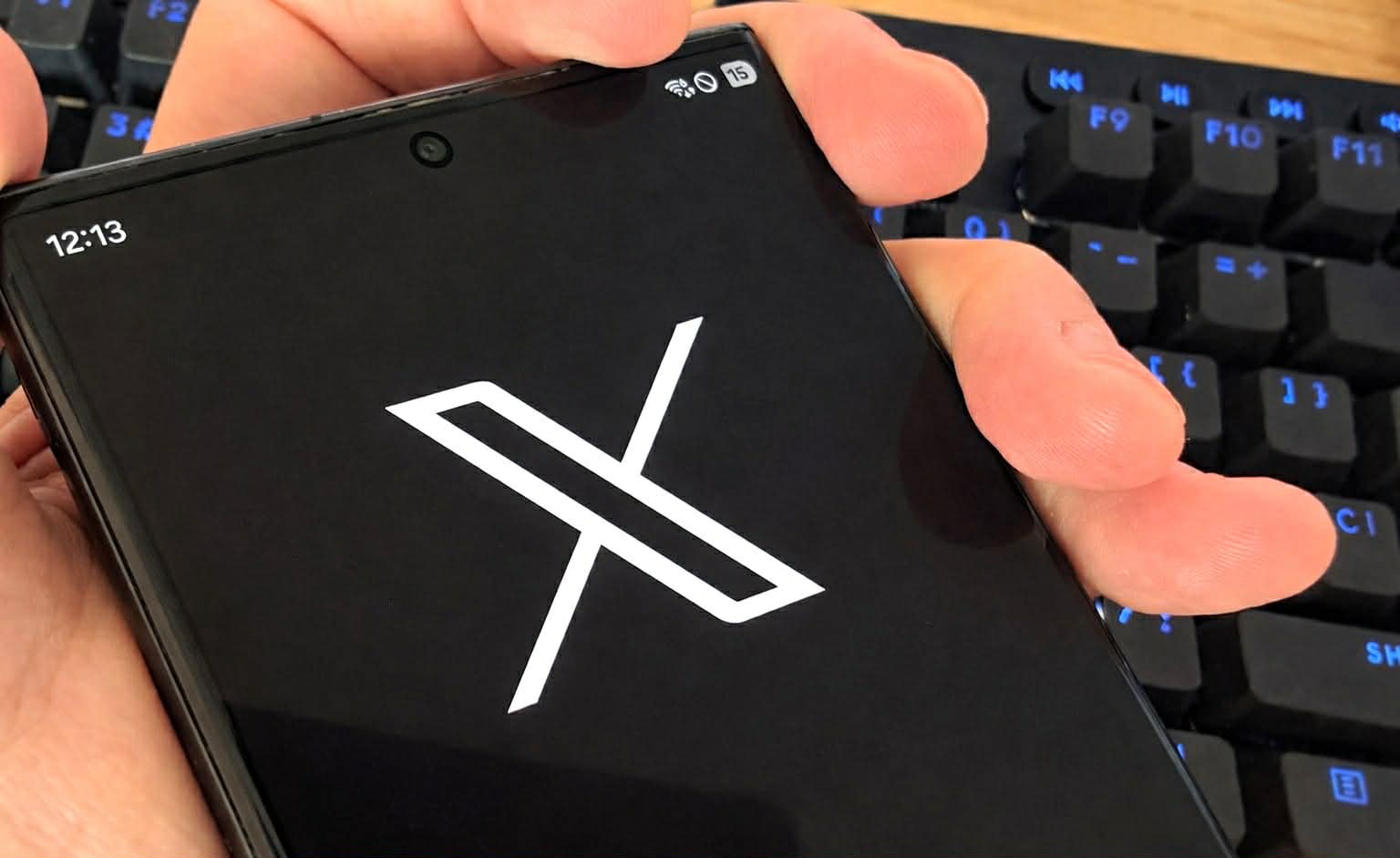 Autoritățile franceze au deschis o investigație penală de amploare împotriva platformei sociale X, deținută de Elon Musk, într-un dosar care aruncă o umbră cenușie asupra responsabilității companiilor din domeniul digital