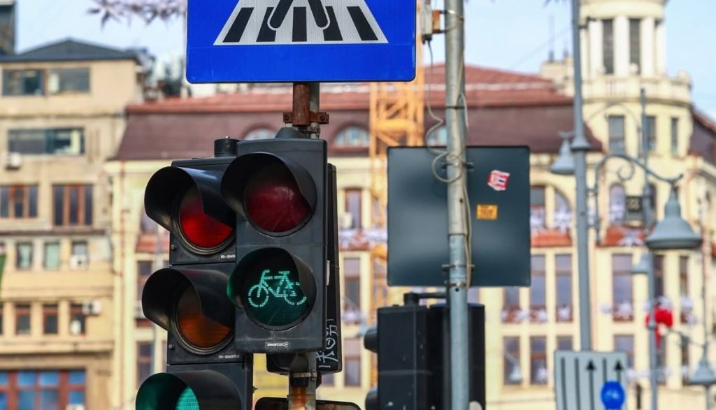 Primăria Municipiului București își propune să transforme complet modul în care circulă cetățenii în capitală prin implementarea unui sistem de semaforizare inteligentă în 580 de intersecții, o investiție majoră menită să fluidizeze traficul și să reducă poluarea, aducând un suflu nou mobilității urbane