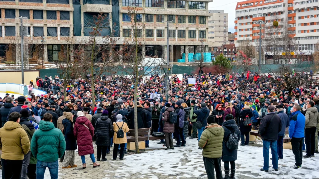 Protest în Gheorgheni împotriva majorării impozitelor și măsurilor guvernamentale: aproximativ 200 de oameni cer respect pentru comunitatea maghiară Zilele acestea au fost marcate de un val de nemulțumire în sud-estul Transilvaniei, unde s-au desfășurat proteste împotriva noilor măsuri fiscale impuse de Executiv
