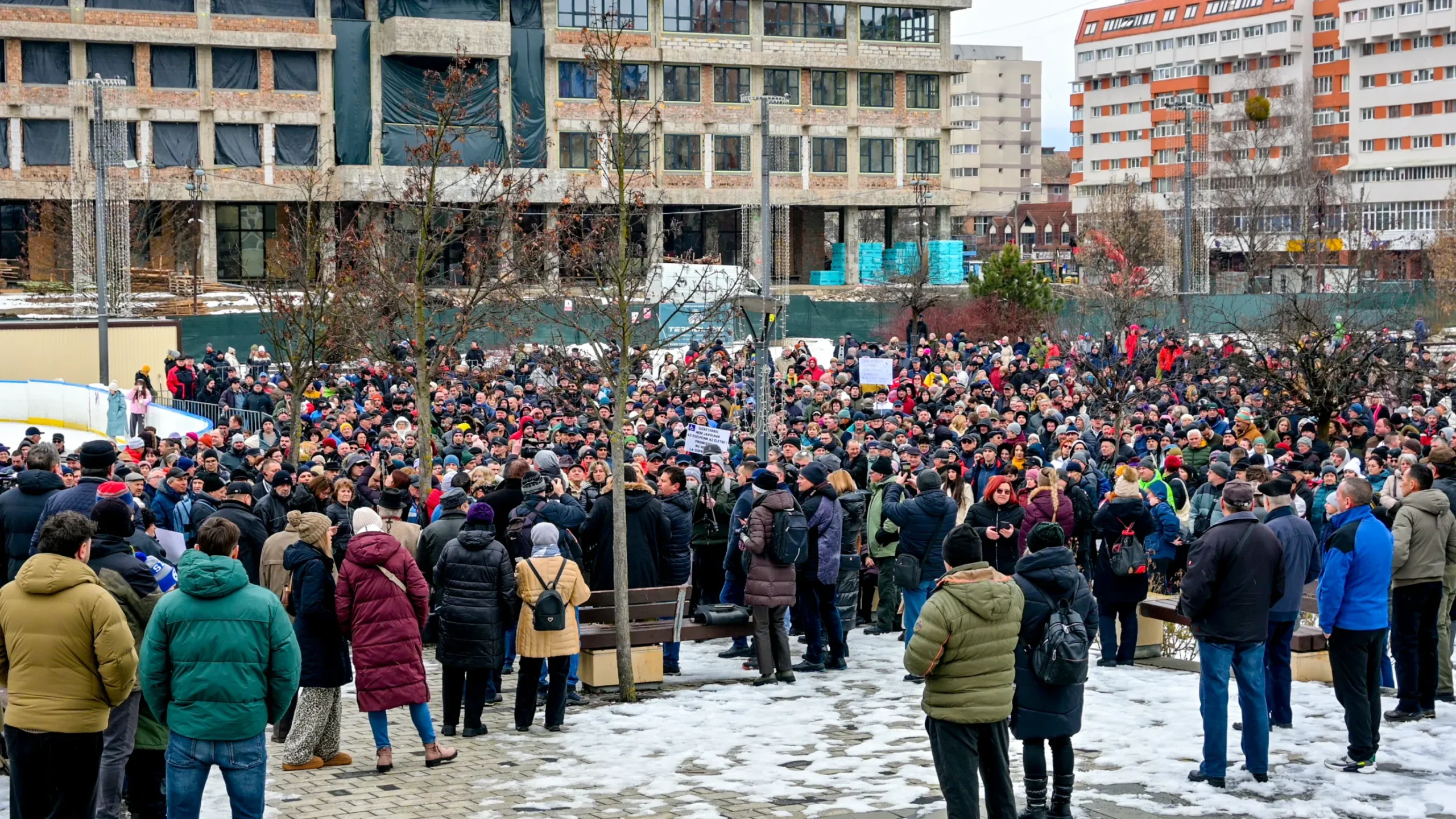 Protest în Gheorgheni împotriva majorării impozitelor și măsurilor guvernamentale: aproximativ 200 de oameni cer respect pentru comunitatea maghiară Zilele acestea au fost marcate de un val de nemulțumire în sud-estul Transilvaniei, unde s-au desfășurat proteste împotriva noilor măsuri fiscale impuse de Executiv