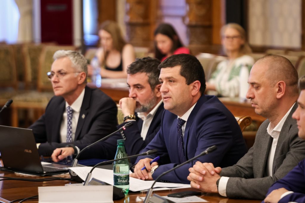 Ministrul Apărării confirmă investigații la CSA Steaua, ridicând semne de întrebare privind gestionarea bunurilor sportive ale armatei Situație tensionată în universul sportiv militar din România, după ce ministrul Apărării, Radu Miruță, a făcut publice, joi seara, la Digi24, primele indicii despre posibile nereguli în gestionarea patrimoniului Clubului Sportiv al Armatei (CSA) Steaua