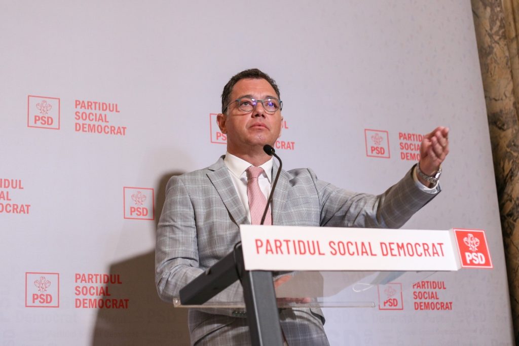 Controverse majore în scena politică românească: replica dură a unui lider PNL la declarațiile unui oficial guvernamental PSD Un nou episod tensionat se adaugă pe scena politică românească, după afirmațiile controversate ale secretarului general al Guvernului, Radu Oprea, membru PSD, care a comparat procesul de concediere a angajaților cu masacrul de la Auschwitz
