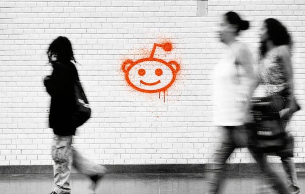 Reddit își redefinește rolul în ecosistemul digital, marșând tot mai hotărât spre implementarea unei strategii în care platforma nu mai este doar un spațiu de discuții, ci devine un motor de căutare avansat, bazat pe inteligență artificială