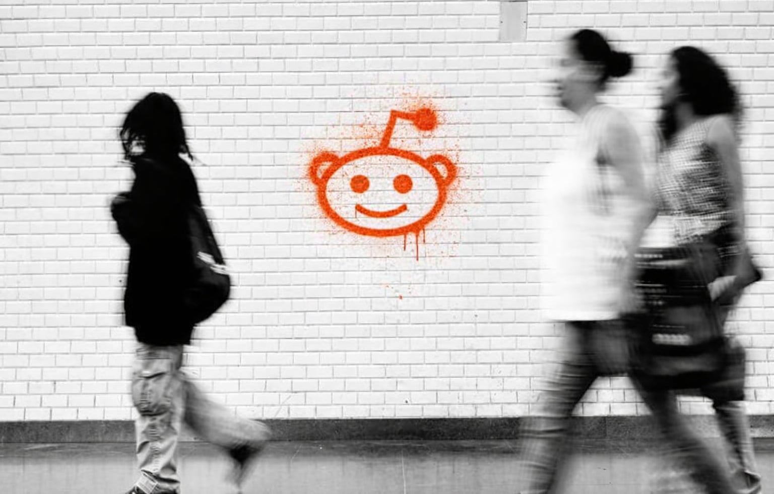 Reddit își redefinește rolul în ecosistemul digital, marșând tot mai hotărât spre implementarea unei strategii în care platforma nu mai este doar un spațiu de discuții, ci devine un motor de căutare avansat, bazat pe inteligență artificială