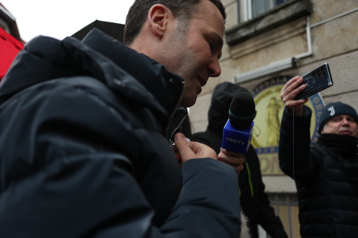 Primarul Sectorului 3, Robert Negoiță, se află din nou în centrul atenției autorităților după ce a fost chemat la audieri și a fost supus unei percheziții domiciliare, rezultată într-un control judiciar cu o cauțiune colosală de 800.000 de lei