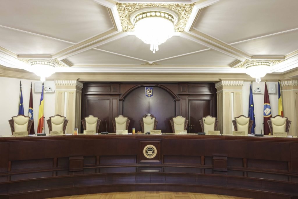 Nicușor Dan, reacție prudentă la amânarea deciziilor CCR privind pensiile speciale ale magistraților Într-un context politic și social tensionat, prezența premierului Nicolae-Ionel Ciucă la reuniunea informală a Consiliului European la Castelul Alden Biesen din Belgia nu a fost doar despre discuții legate de criza energetică sau de migrație