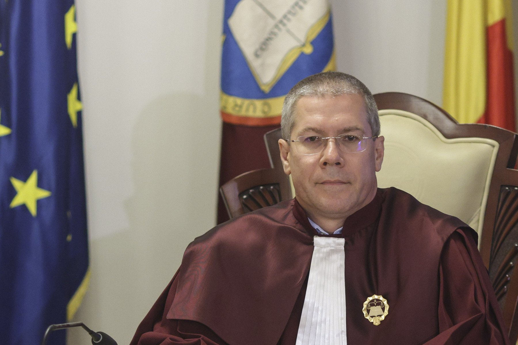 Întârzierea deciziilor la CCR și riscul de pierdere a fondurilor PNRR: un proces în viziune critică De mai multe luni, deciziile Curții Constituționale a României (CCR) privind legea pensiilor speciale devin tot mai evidente prin întârzierile care afectează dinamica reformelor din sistemul public de pensii