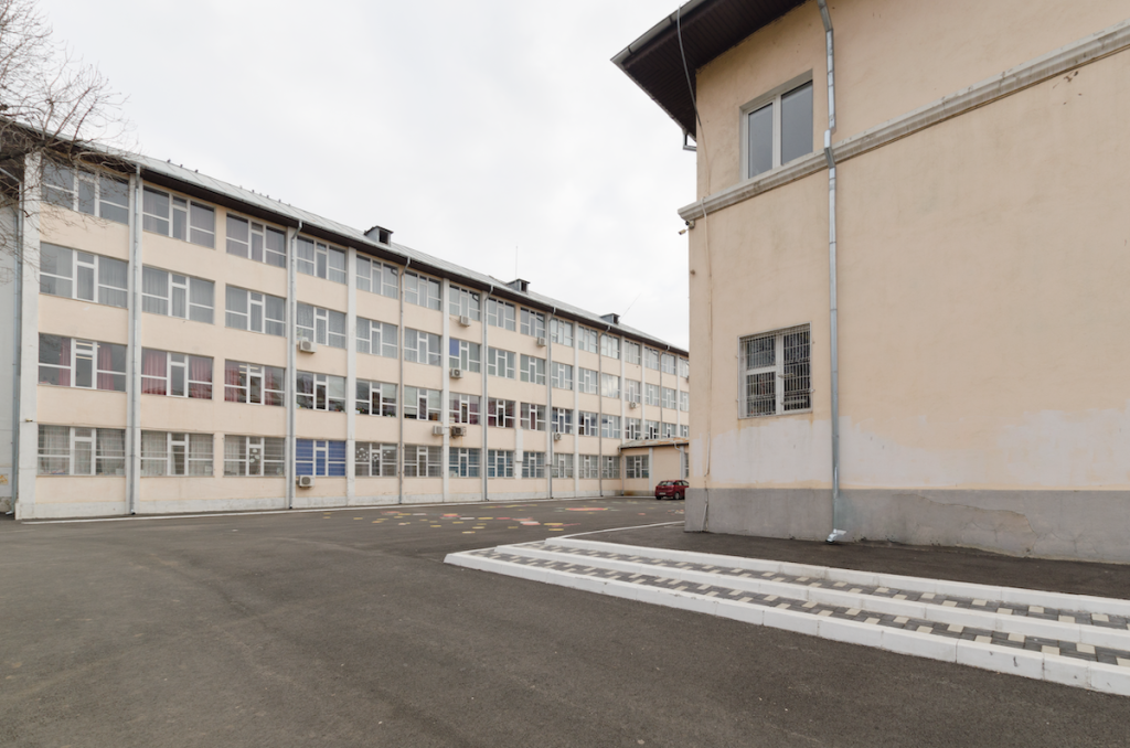 Scandal în Sectorul 5: Licitație suspendată pentru închirierea sălii de sport, iar banii au fost ținuți din evidență Conducerea Școlii Gimnaziale „Mircea Sântimbreanu” din Sectorul 5 a ieșit din lumina reflectoarelor după ce un audit al Curții de Conturi a scos la iveală manevre discutabile legate de închirierea sălii de sport