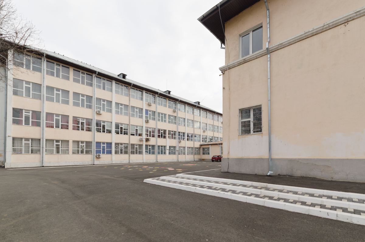 Scandal în Sectorul 5: Licitație suspendată pentru închirierea sălii de sport, iar banii au fost ținuți din evidență Conducerea Școlii Gimnaziale „Mircea Sântimbreanu” din Sectorul 5 a ieșit din lumina reflectoarelor după ce un audit al Curții de Conturi a scos la iveală manevre discutabile legate de închirierea sălii de sport