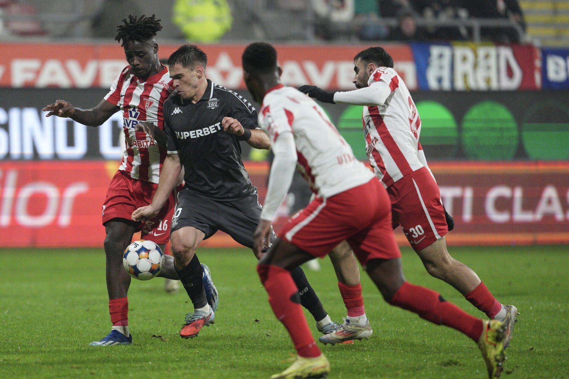 UTA continuă lupta pentru play-off-ul Superligii UTA Arad se află pe drumul intensificat al redresării, după ce a învins FC Argeș cu 1-0 la Mioveni, menținându-și astfel visul de a accesa cupele europene