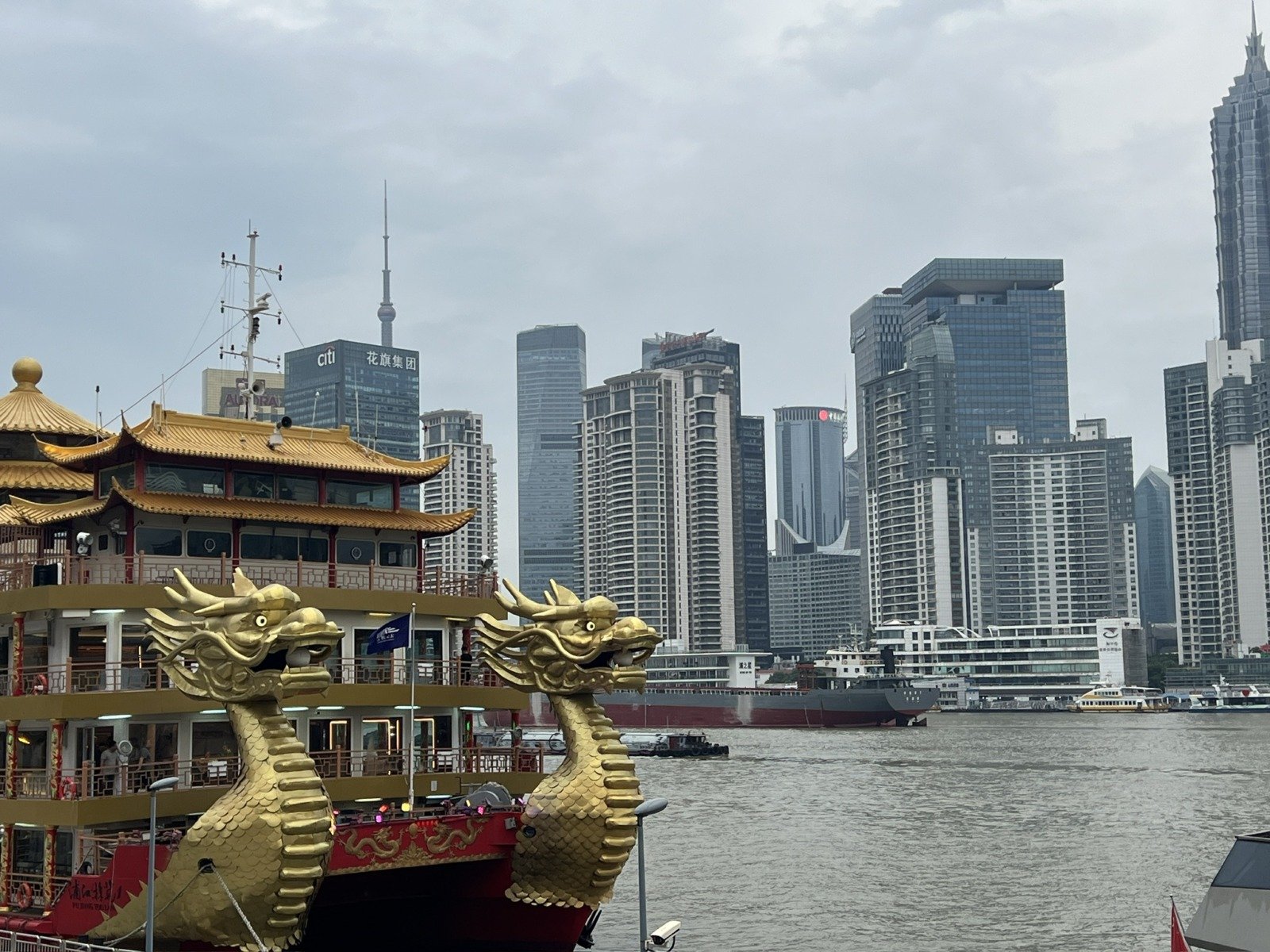 China deschide ușile în fața cetățenilor britanici și canadieni: eliminarea vizelor ca parte a unei strategii de relaxare a relațiilor internaționale Într-un gest menit să întărească relațiile diplomatice și economice cu Occidentul, autoritățile chineze au anunțat că, începând cu data de 17 februarie, cetățenii canadiani și britanici vor putea intra în China fără viză, pentru perioade determinate, în special în scopuri de afaceri