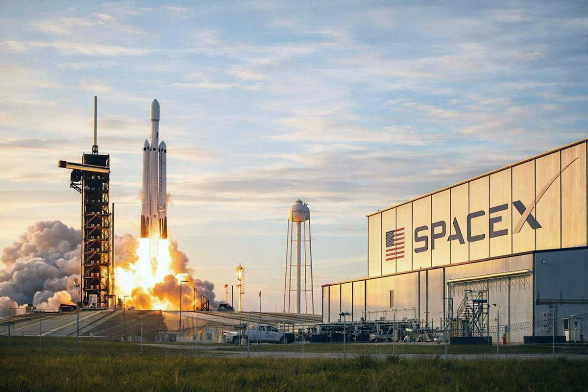 SpaceX își restructurează prioritățile și calendarul de misiuni, punând pe prim plan revenirea pe Lună, mai degrabă decât planul anterior de explorare a Marței