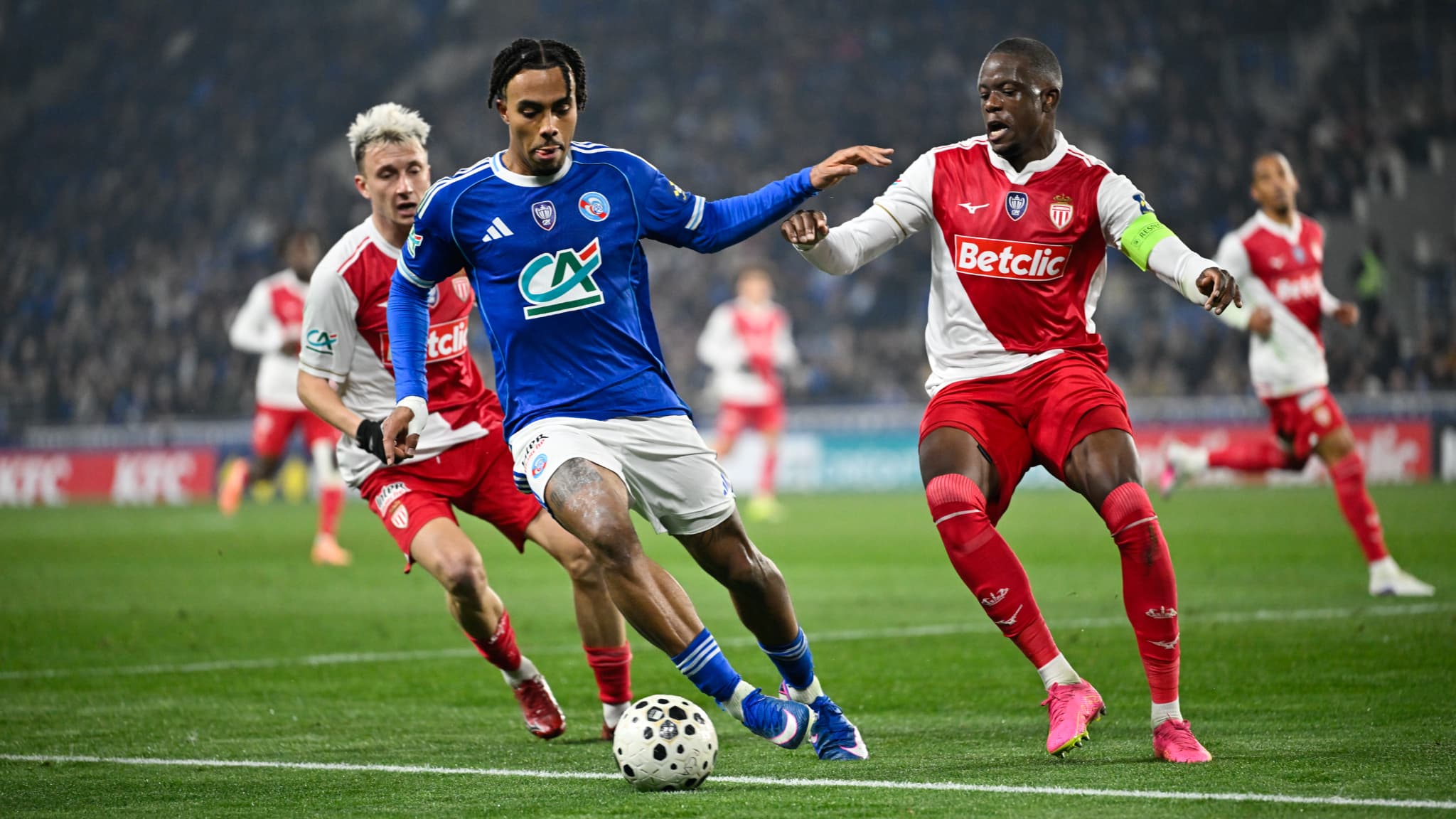 Strasbourg învinge Monaco și se califică în sferturile Cupei Franței Strasbourg a obținut o victorie convingătoare, învingând AS Monaco cu 3-1 în cadrul optimilor de finală ale Cupei Franței, meci desfășurat pe stadionul Meinau
