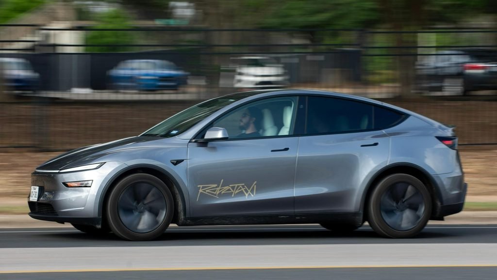 Tesla a făcut recente valuri în lumea tehnologiei și a mobilității autonome odată cu anunțul că robotaxiurile din Austin funcționează acum fără monitor de siguranță în cabină