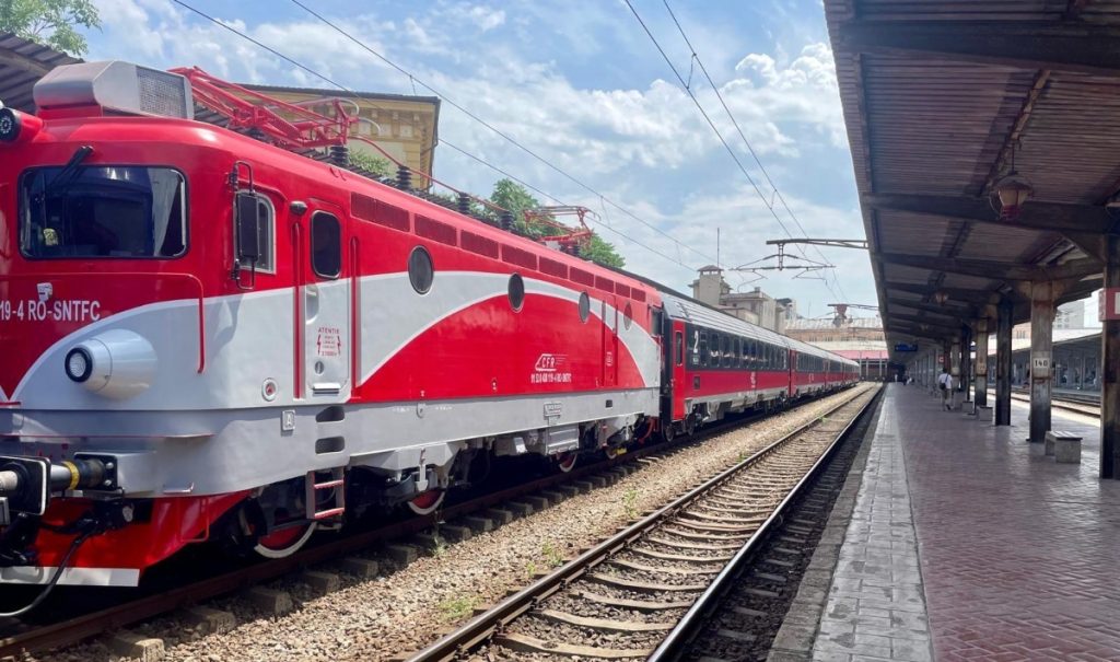 Deraierea unui vagon al trenului internațional IRN 401 în București perturbează circulația feroviară din capitală Vineri dimineață, traficul feroviar din București s-a intersectat cu un incident tehnic care, deocamdată, continuă să genereze blocaje pe unele dintre principalele linii de cale ferată ale capitalei